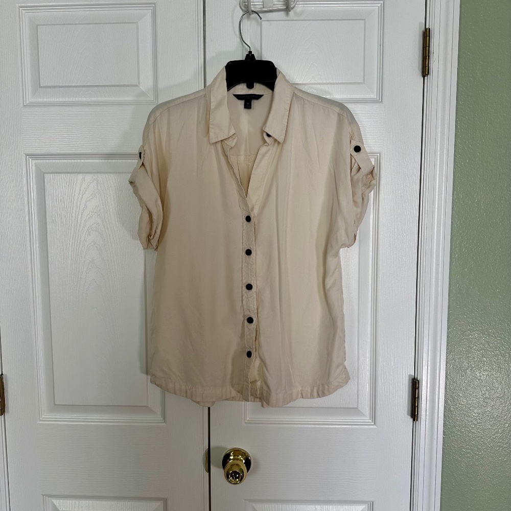 Banana Republic Women’s Cream Cropped Button Down Shirt Medium